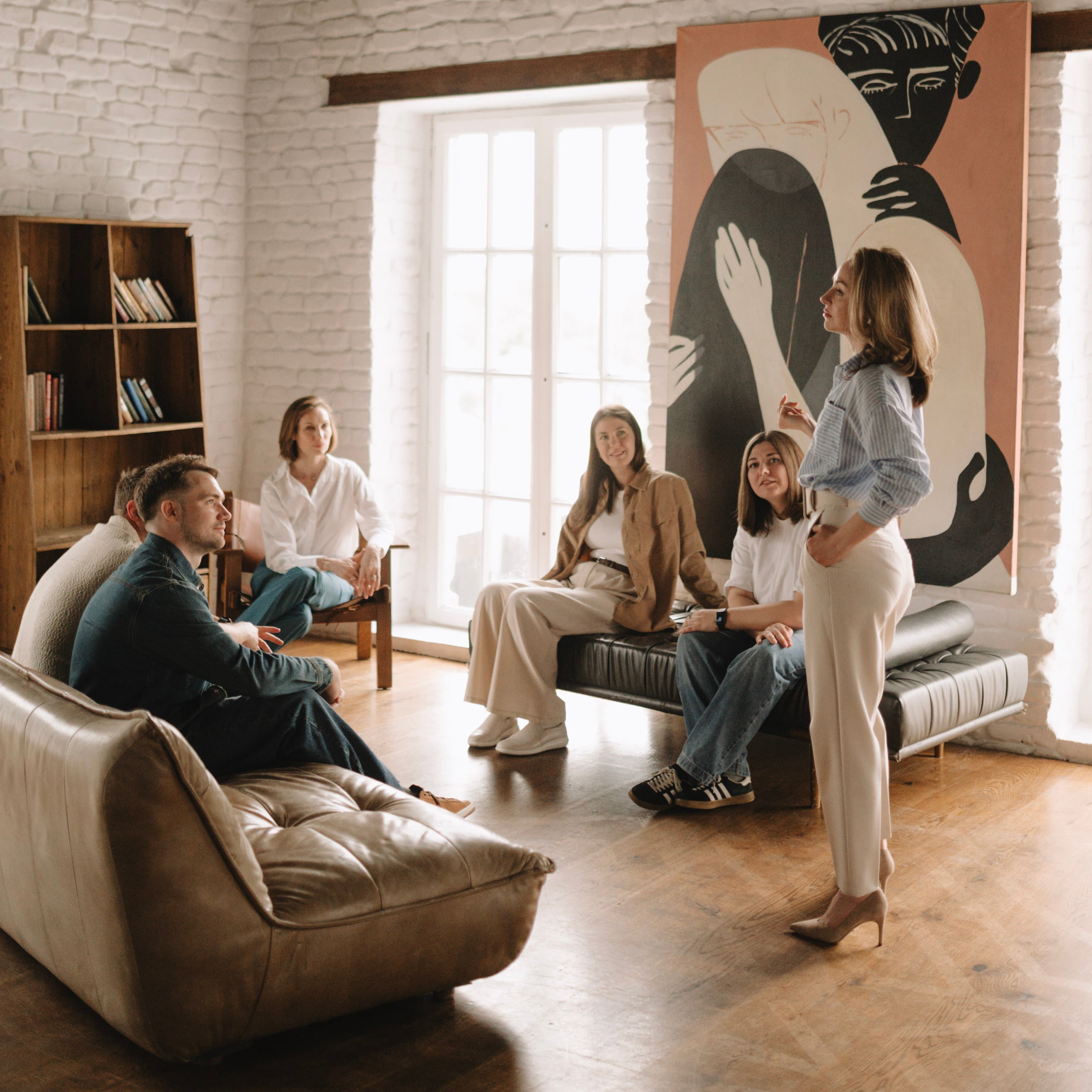 Психолог ведёт занятие по улучшению отношений и личностному росту.