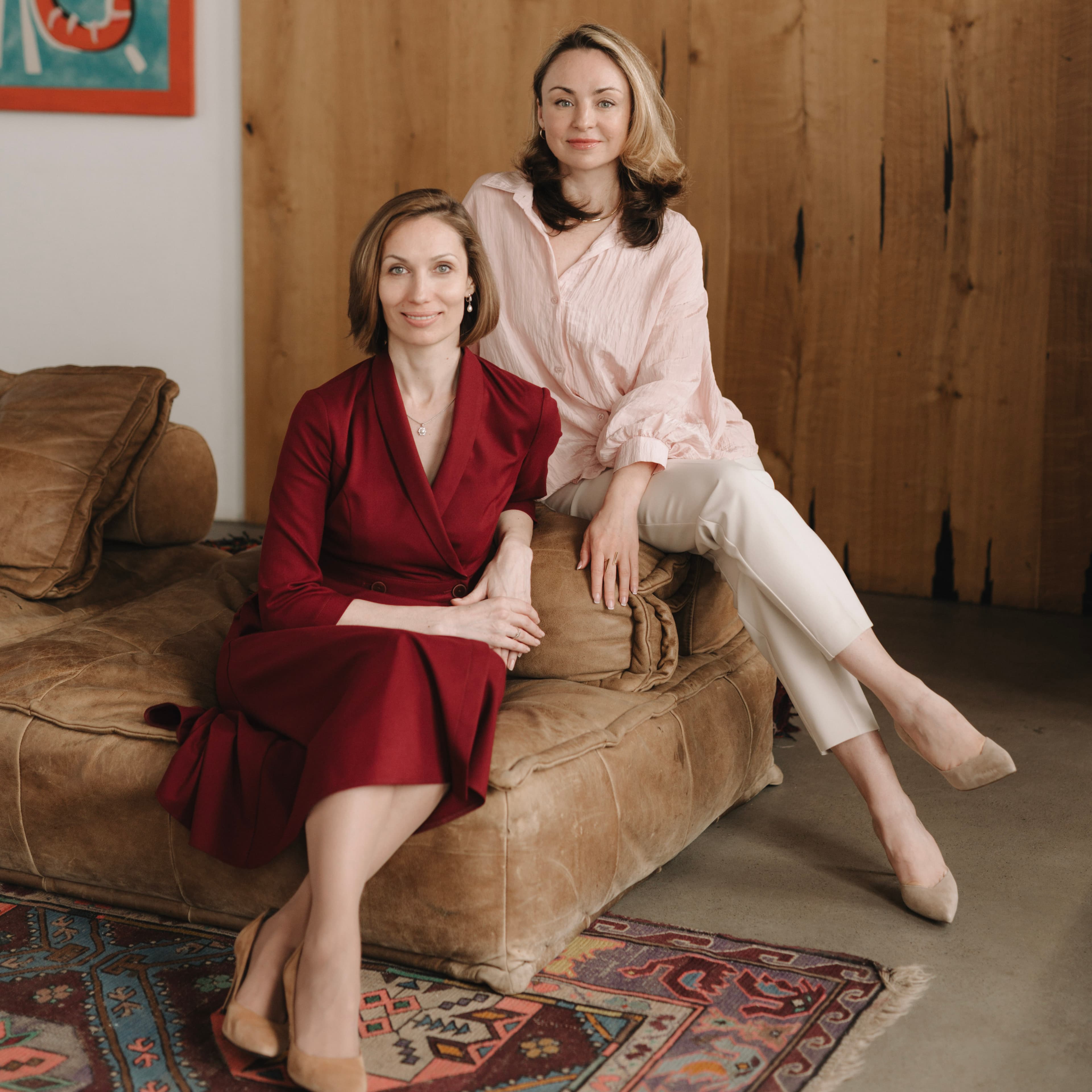 Две ведущие психологи Олеся Панова и Евгения Севодина программы по развитию здоровых отношений.