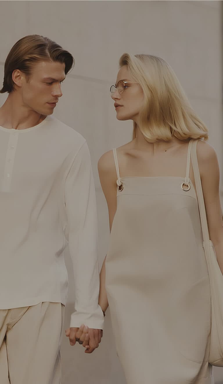 Руки мужчины и женщины тянутся друг к другу. Символ доверия и близких отношений.