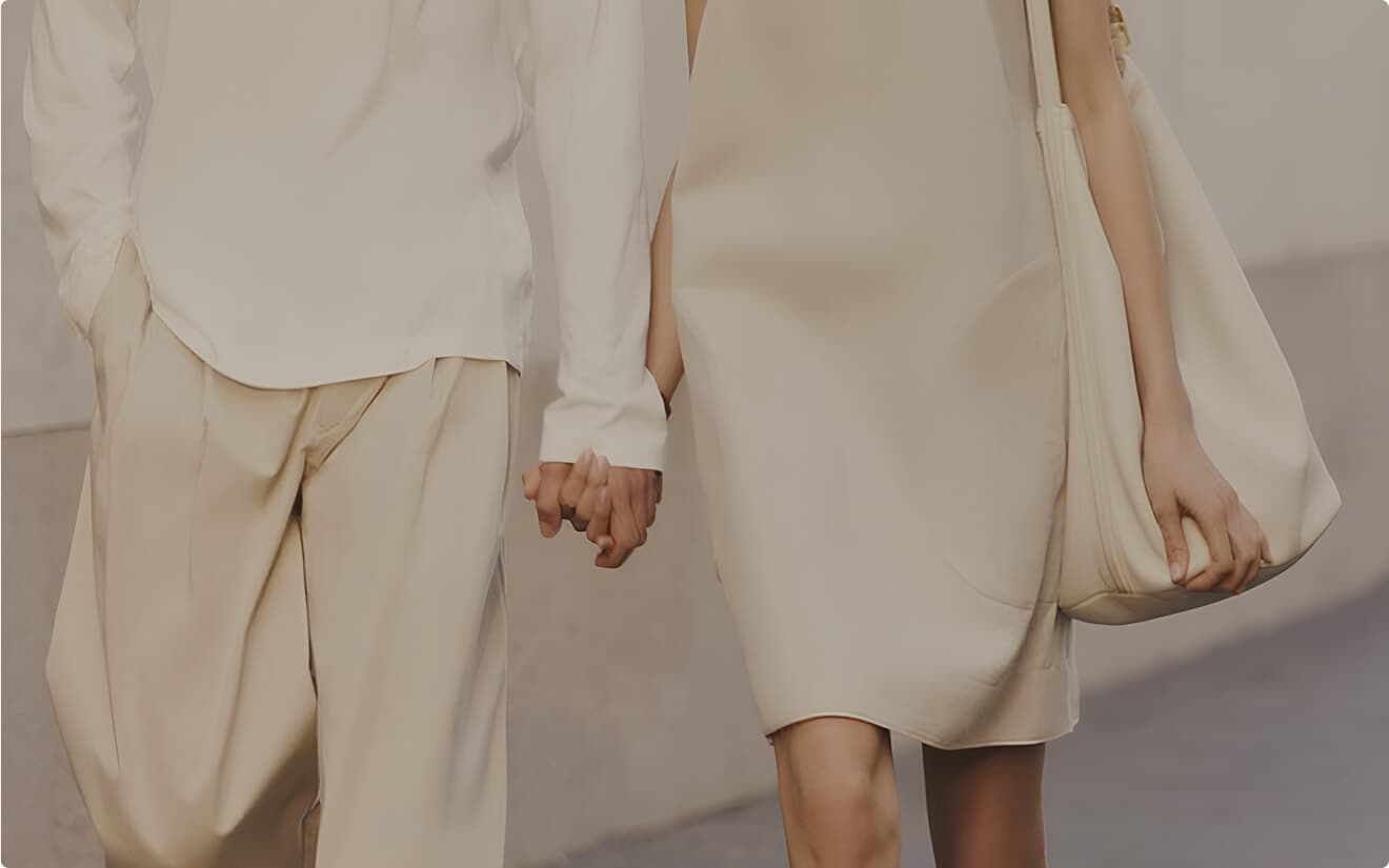 Руки мужчины и женщины тянутся друг к другу. Символ доверия и близких отношений.