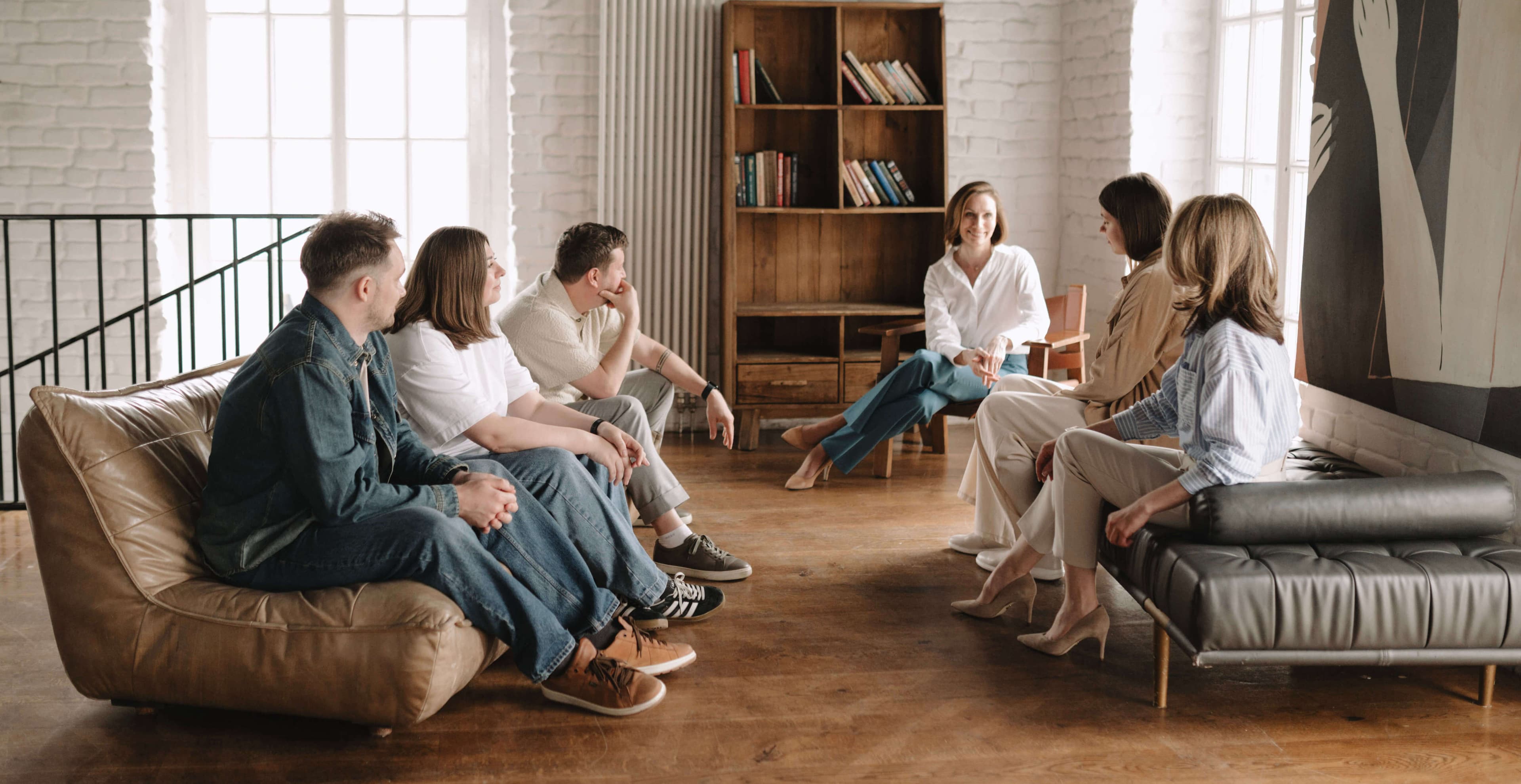  Групповая терапия: участники обсуждают вопросы отношений с психологом.