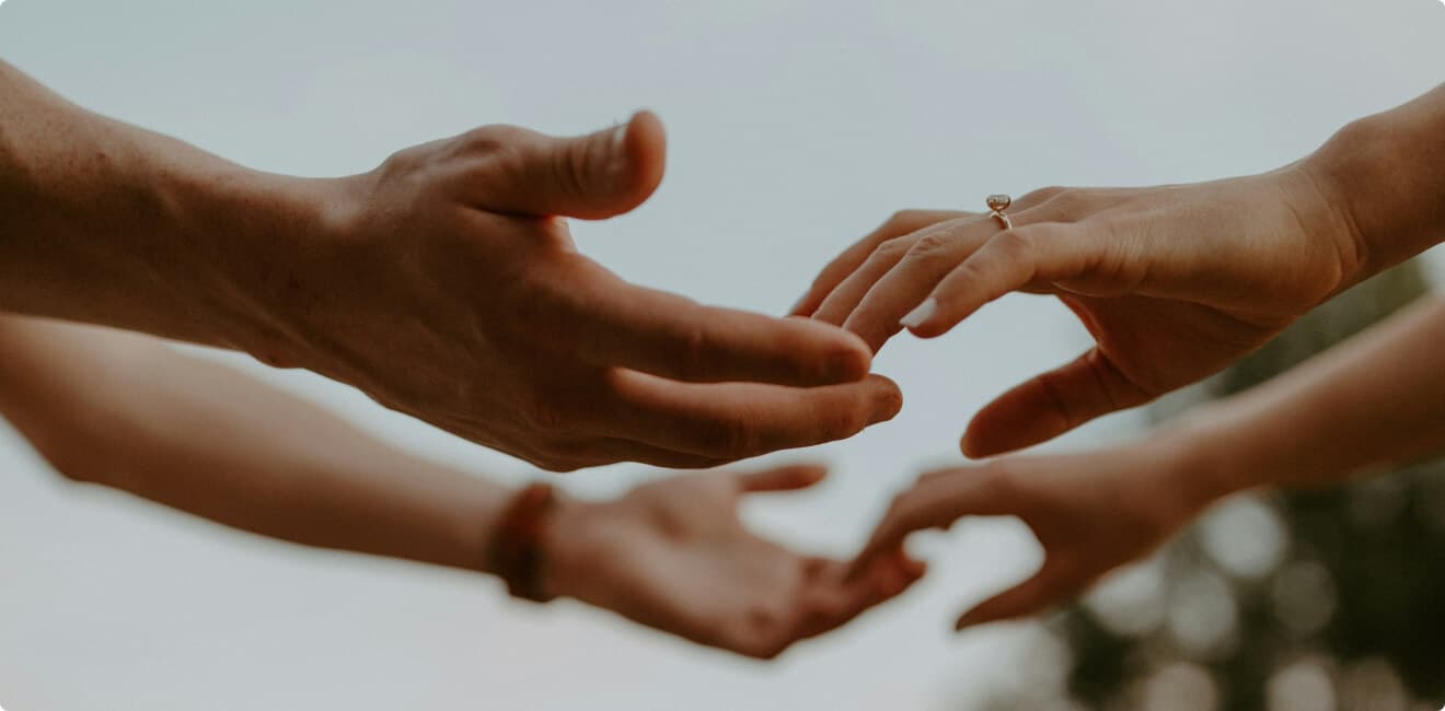 Символ доверия и близости: руки тянутся друг к другу.