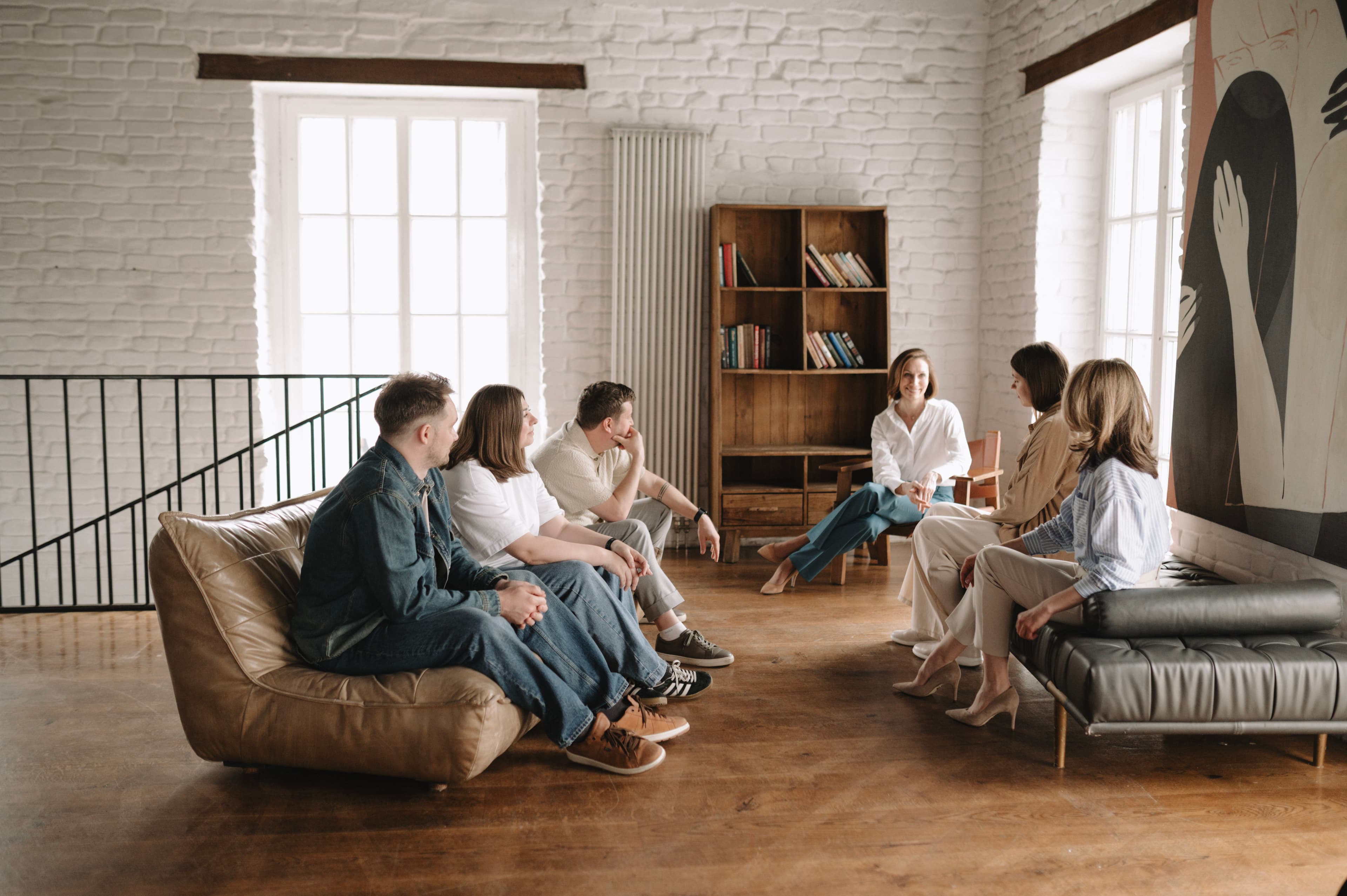  Групповая терапия: участники обсуждают вопросы отношений с психологом.