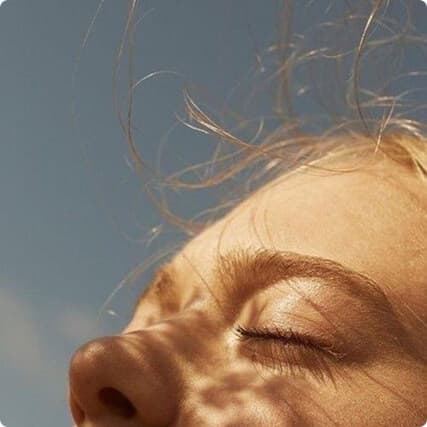 Женщина с закрытыми глазами. Символ спокойствия и внутреннего баланса