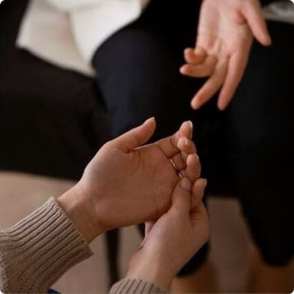 Диалог о поддержке и доверии в отношениях. Крупный план рук.